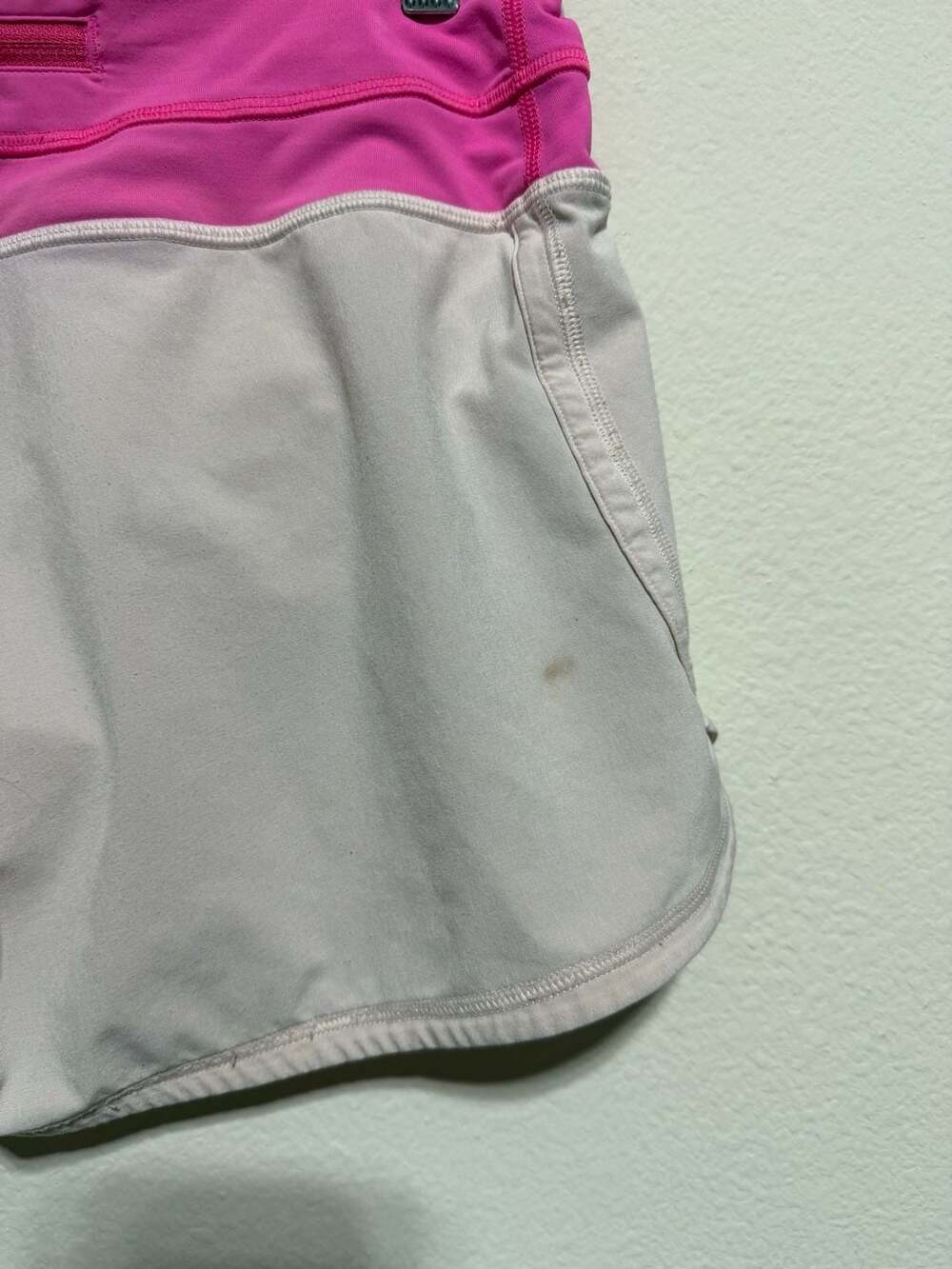 Lululemon Athletica Women's Groovy Run Shorts Size 6 Pink and Light Pink - Picture 4 of 5
